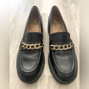 Black leather Sam Eldeman loafers, thick tread, gold chain across toe, Sz 8